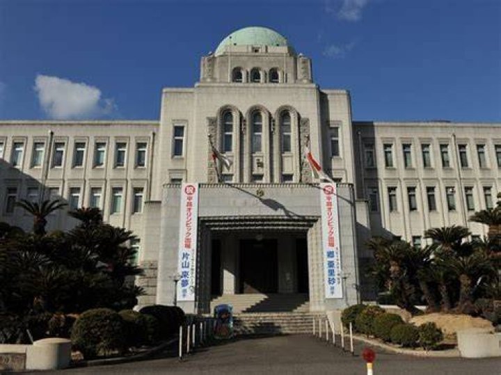 愛媛県庁の所在地はどこ？アクセスと周辺情報を地図目線で解説